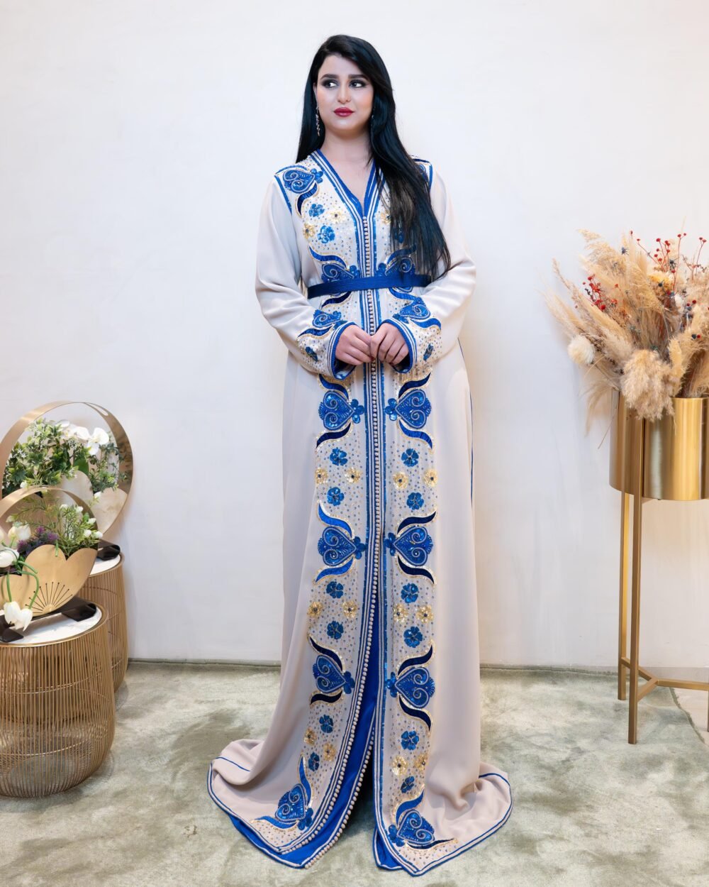 Caftan Crème Brodé Bleu Royal et Doré