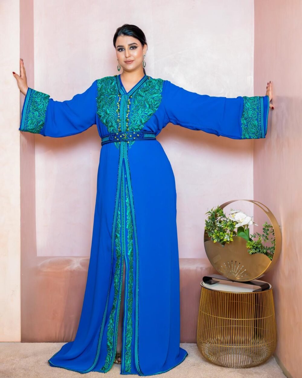 Caftan Crêpe Bleu Profond Brodé Vert Émeraude